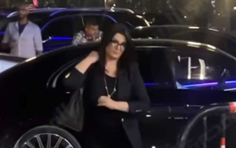 نيللى كريم ومنى الشاذلى تشاركان في عزاء المنتج وليد مصطفى.. شاهد الفيديو!