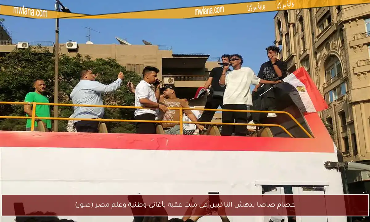عصام صاصا يدهش الناخبين في ميت عقبة بأغاني وطنية وعلم مصر (صور)